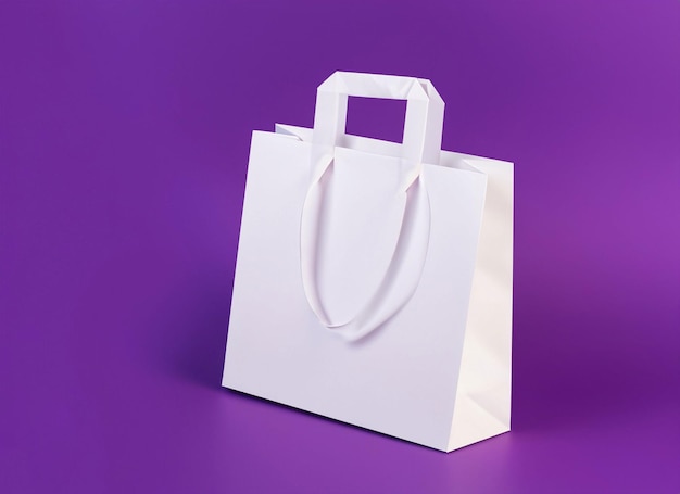 Bolsa de compras blanca sobre fondo morado