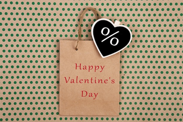 Bolsa de compras bolsa de regalo y letrero de pizarra descuento y texto Feliz Día de San Valentín