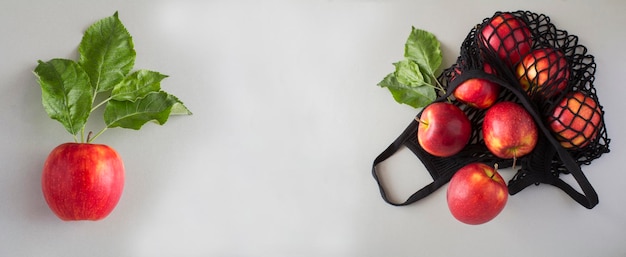 Bolsa de compras Collage Mesh con manzanas rojas y manzana en el fondo gris Copiar espacio