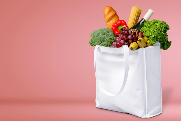 Bolsa de compras completa, aislado sobre fondo