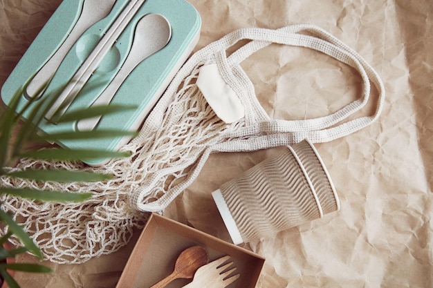 Foto bolsa de compras ecológica sin desperdicios de vajilla de plástico ecológico natural en papel arrugado