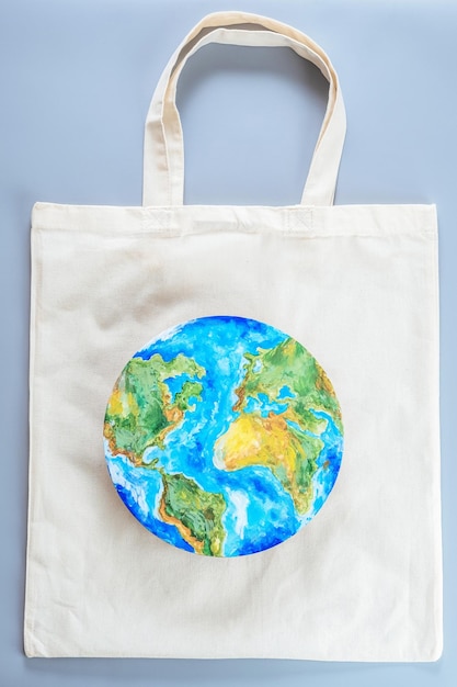 Bolsa de compras ecológica con el estampado del planeta. Sostenibilidad y estilo de vida ecológico.