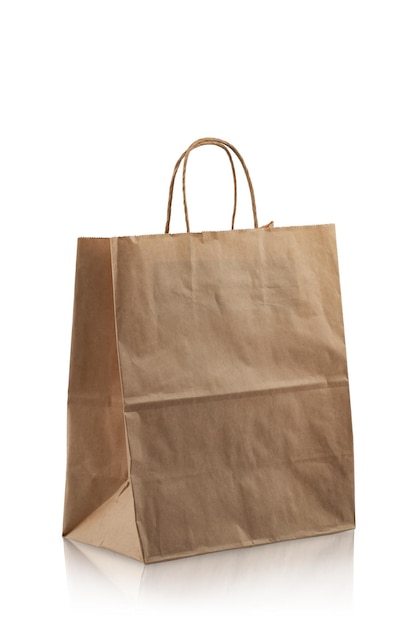 una bolsa de compras hecha de papel kraft marrón aislada en un fondo blanco