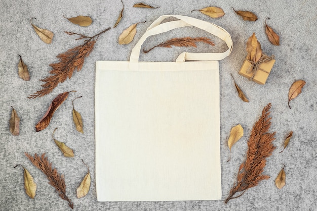 Bolsa de compras de hojas secas de color marrón sobre fondo gris textil