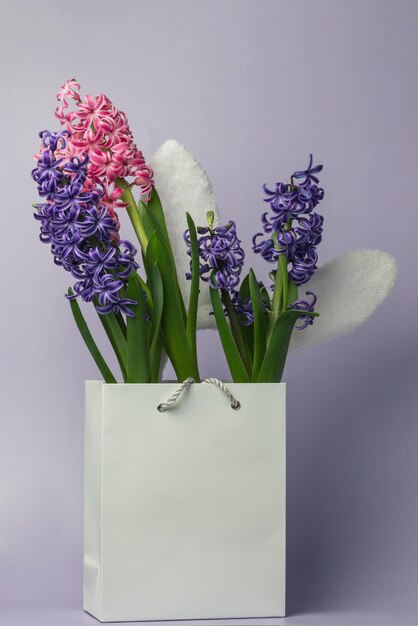 Foto bolsa de compras con lugar para el texto flores brillantes y orejas de conejo de pascua