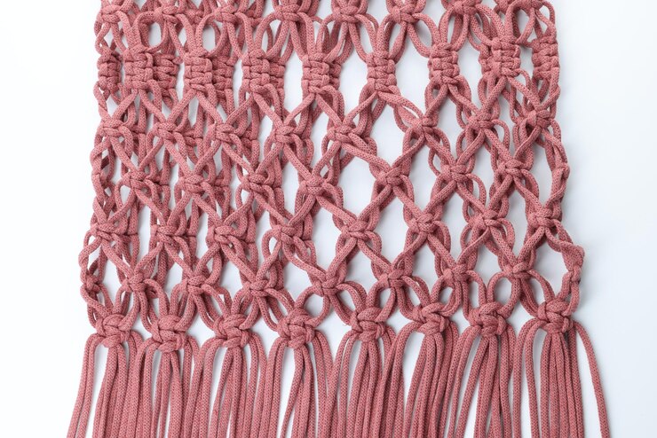 Foto bolsa de compras de macrame hecha a mano en fondo blanco vista superior