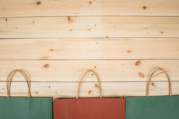 Foto bolsa de compras en mesa de madera