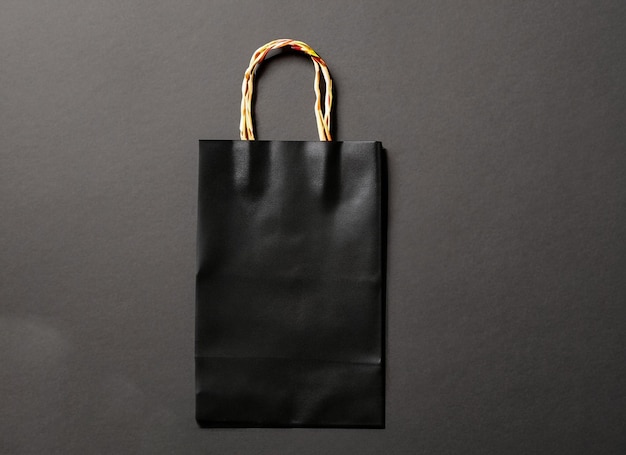 Bolsa de compras negra sobre fondo oscuro Concepto de viernes negro