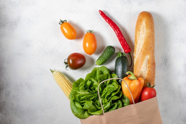 Bolsa de compras de papel llena de verduras frescas