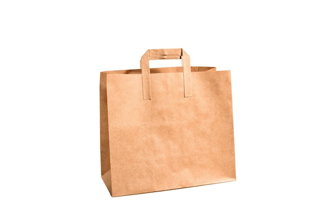 Bolsa de compras de papel marrón aislado sobre fondo blanco.