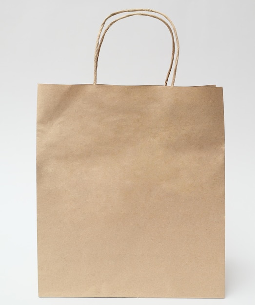 Bolsa de compras de papel marrón en paquete de cartón reciclado blanco para supermercado