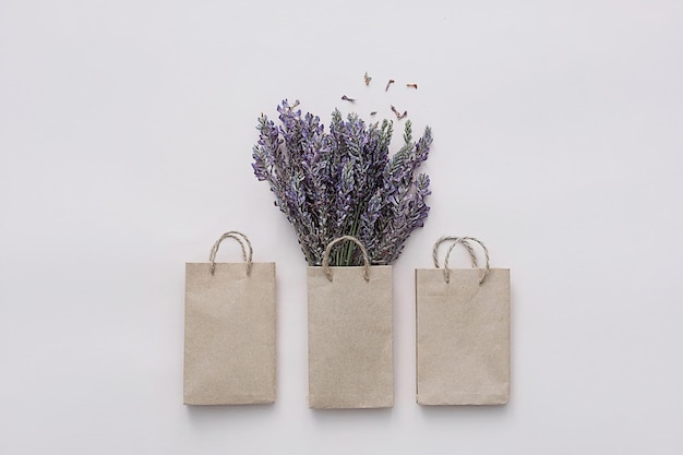 Bolsa de compras de papel con ramo de flores secas Venta de regalos de otoño