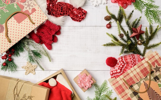 Bolsa de compras con regalo de Navidad y decoración sobre fondo blanco. San Esteban y promoción especial para venta de fin de año.