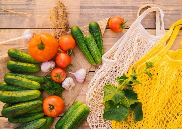 Bolsa de compras reutilizable hecha de materiales reciclados en una mesa de madera entre verduras frescas Sin plástico Estilo de vida ecológico