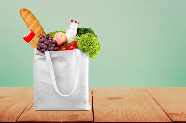 Bolsa de compras reutilizable llena de comestibles