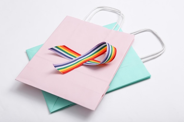 Foto bolsa de compras con símbolo de cinta de orgullo de cinta de arco iris lgbt sobre fondo blanco