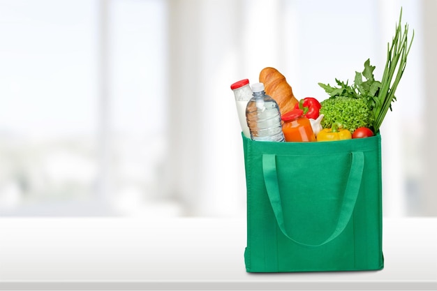 Foto bolsa de compras con variedad de productos comestibles, vista cercana