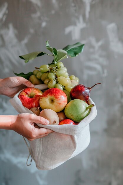 Bolsa de cuerda reutilizable con verduras en la mano Compras saludables sostenibles