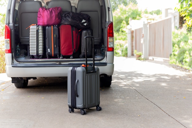 Foto bolsa de bagagem de mão no conceito de viagens de mini-ônibus.