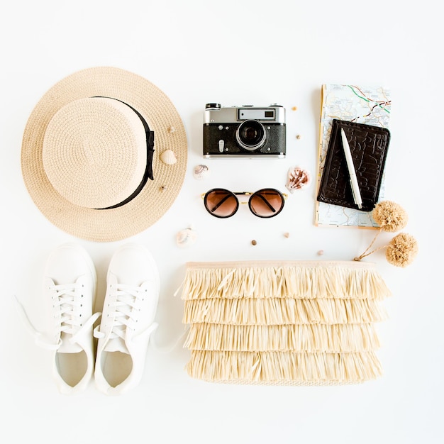 Bolsa de chapéu de palha de viagem de moda feminina com acessórios, tênis, câmera retro, óculos de sol, vista superior plana