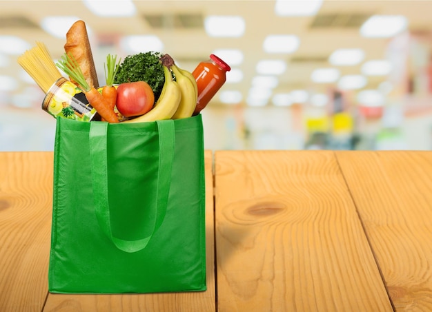 Foto bolsa de compras com uma variedade de produtos de mercearia, vista de perto