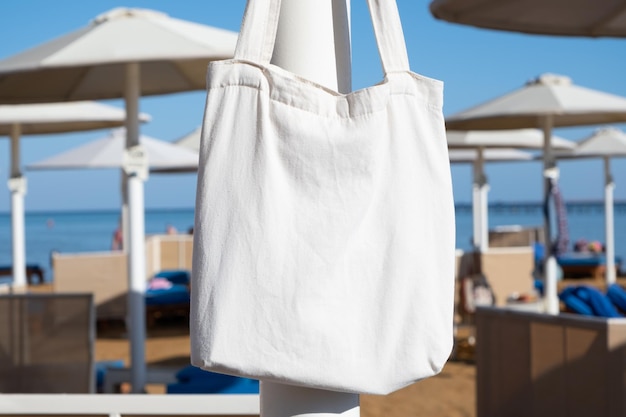Bolsa de compras de maquete pendurada na praia