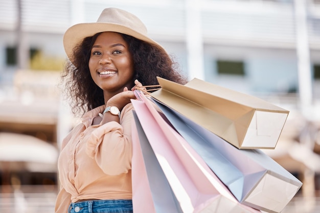 Bolsa de compras de varejo de mulher negra e cliente da cidade comprando marcas de moda de luxo e escolha de produtos no mercado de verão da loja de shopping do Brasil Estilo jovem consumidor feliz e rico pensando na rua