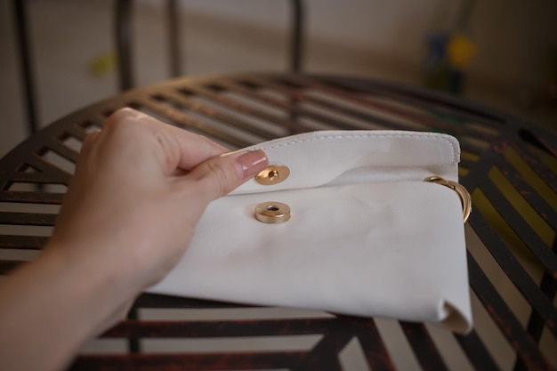 Bolsa de couro branca detalha minimalismo