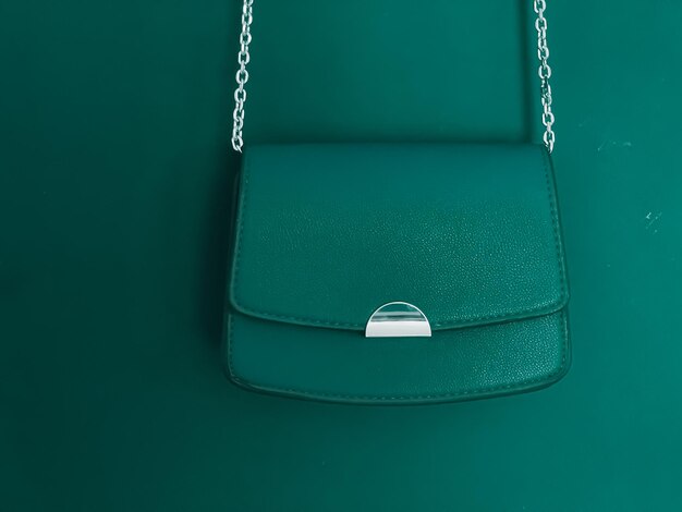 Bolsa de couro elegante verde esmeralda com detalhes prateados como bolsa de grife e acessórios elegantes moda feminina e coleção de bolsas de estilo de luxo
