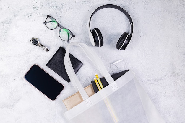 Bolsa de couro feminina branca com livro de óculos e bloco de notas para fone de ouvido e fone de ouvido para relógio inteligente