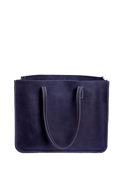 Bolsa de couro feminino azul escuro com detalhes de pele de réptil isolados em branco