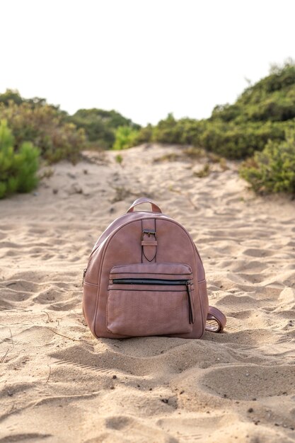 Bolsa de couro na areia. conceito de roubo