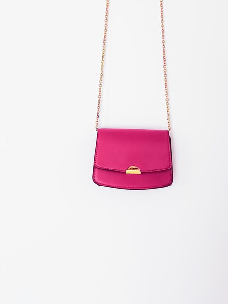 Bolsa de couro na moda rosa com detalhes em ouro como bolsa de grife e acessórios elegantes moda feminina e coleção de bolsas de estilo de luxo