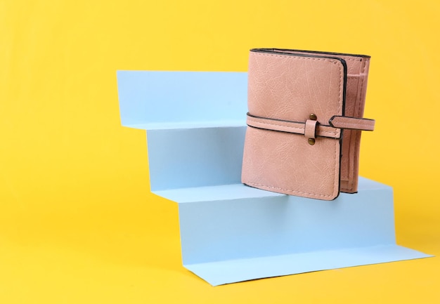 Bolsa de couro no fundo amarelo do pódio das escadas minimalismo da arte conceitual