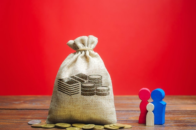 Foto bolsa de dinheiro com moedas e família. conceito de orçamento familiar. poupança e acumulação de fundos.