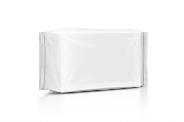 Bolsa de lenços umedecidos de papel em branco embalagem isolada no fundo branco