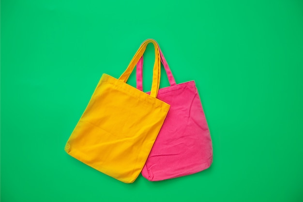 Bolsa de lona ou pano feita de materiais naturais com fundo verde.