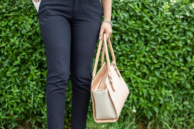 Bolsa de mão de mulher de negócios na rua