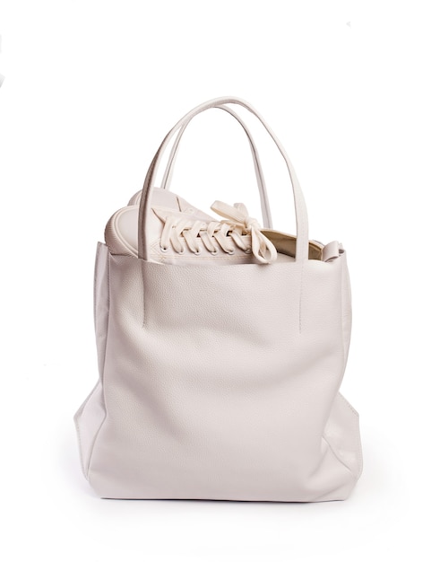 Bolsa de mulher branca. Isolado em um fundo branco. Vista frontal.