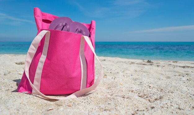 Bolsa de praia rosa na areia