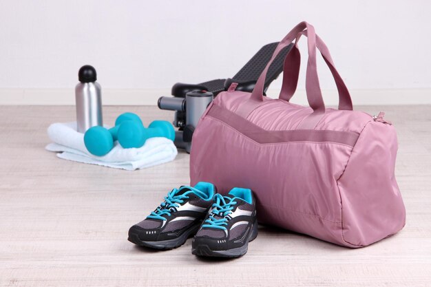 Bolsa de deporte con equipamiento deportivo en gimnasio.