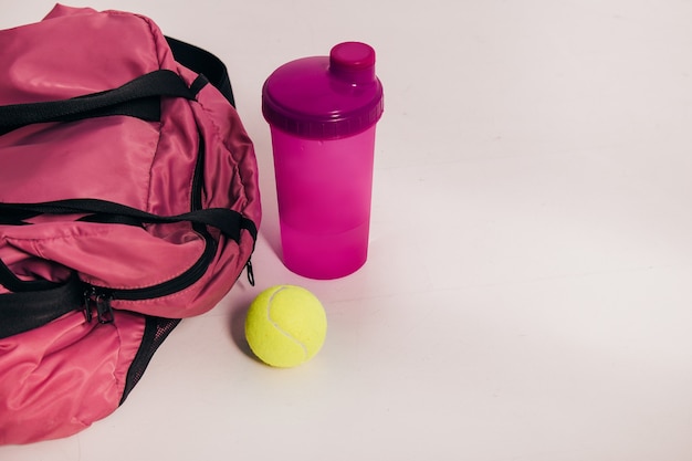 Foto bolsa de deporte con material deportivo en la habitación.