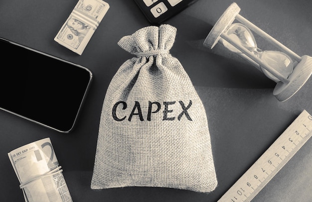 Bolsa de dinero con la palabra Capex gasto de capital Capital utilizado por las empresas para adquirir