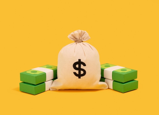 Una bolsa de dinero y pilas de papel de dinero Concepto de moneda y ahorro
