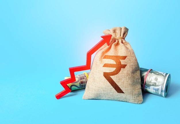 Bolsa de dinero de la rupia india y flecha roja hacia arriba crecimiento económico PIB aumento de la tasa de depósito