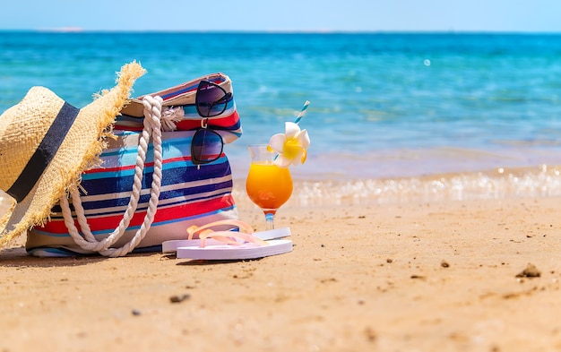 Bolsa e coisas para relaxar na praia do mar. Foco seletivo. Natureza.