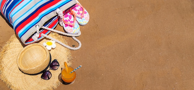 Bolsa e coisas para relaxar na praia do mar. Foco seletivo. Natureza.