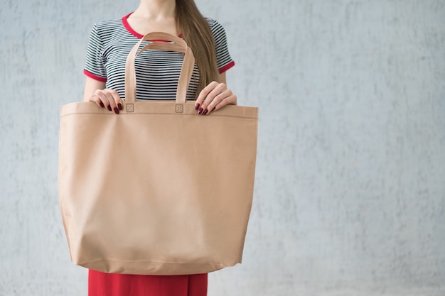 Bolsa ecológica grande en manos de una mujer joven