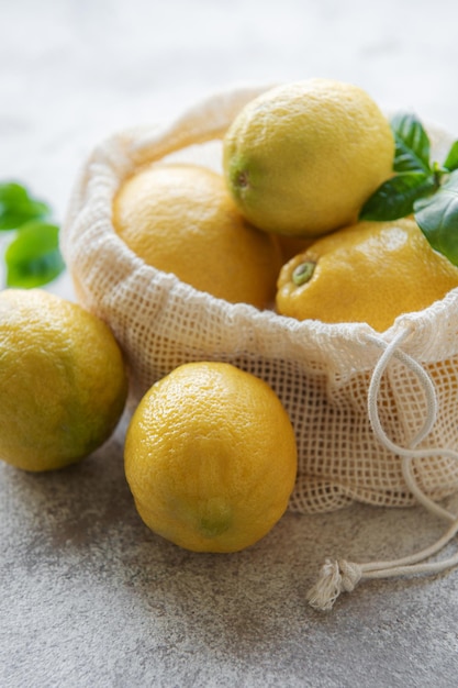 Bolsa ecológica con limones maduros