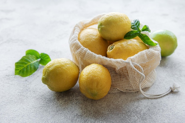 Bolsa ecológica con limones maduros